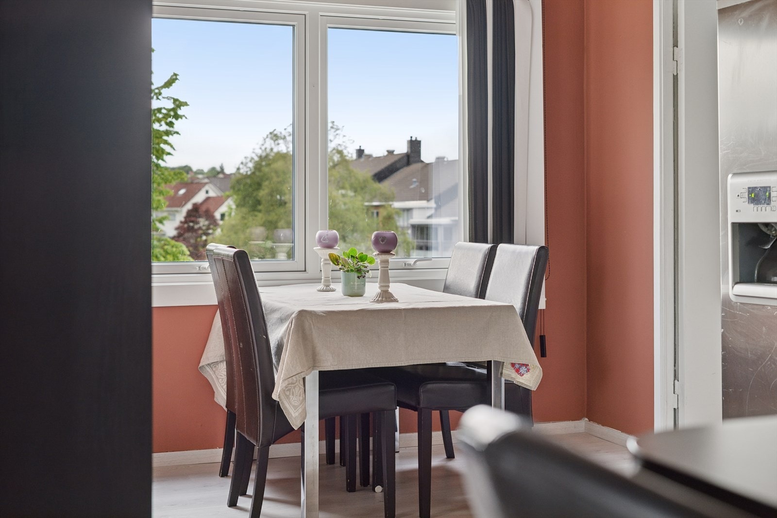 I stuen har man god plass til å møblere med både sofa- og spisegruppe. Galleribilde