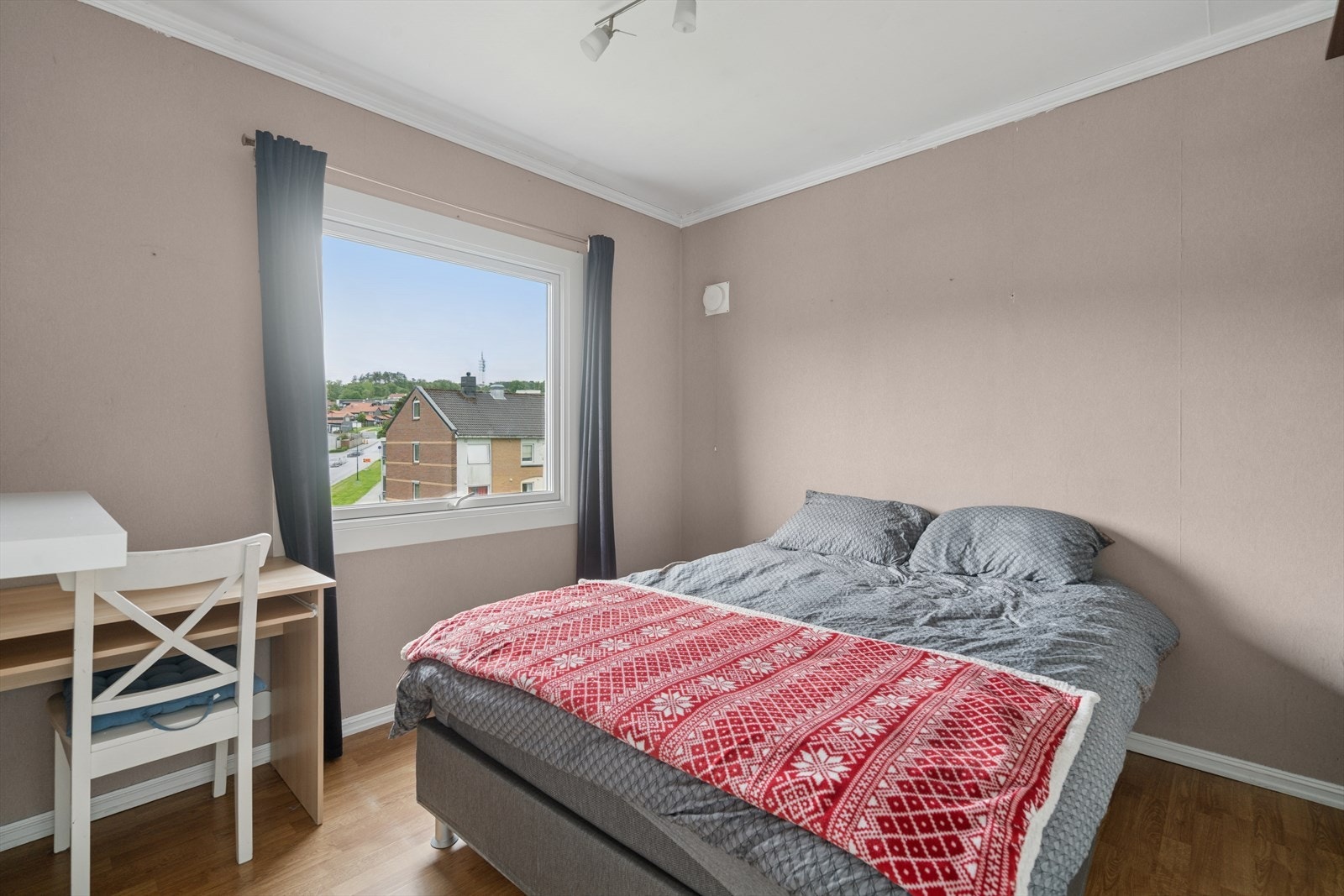 Soverom 1 er det største soverommet og benyttes i dag til hovedsoverom. Her har man god plass til å møblere med både seng, garderobe og tilhørende møblement. Galleribilde