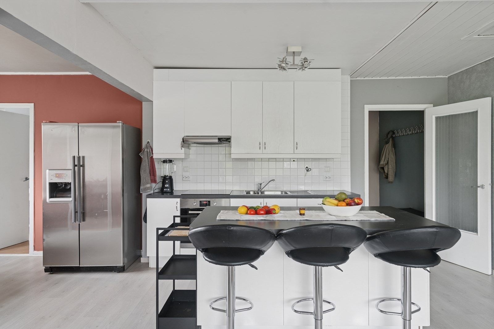 Kjøkkenet gir godt med skapplass og gode arbeidsflater på benk på kjøkkenøyen som også fungerer som spiseplass. Galleribilde