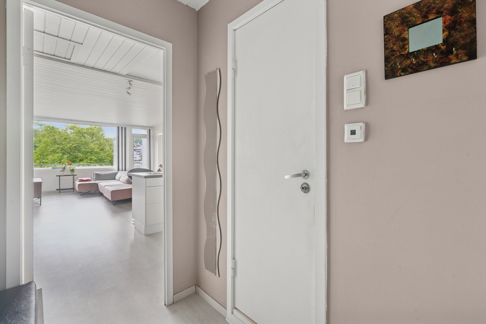 Lys entré hvor man har god plass til å henge fra seg yttertøy og sko. Galleribilde