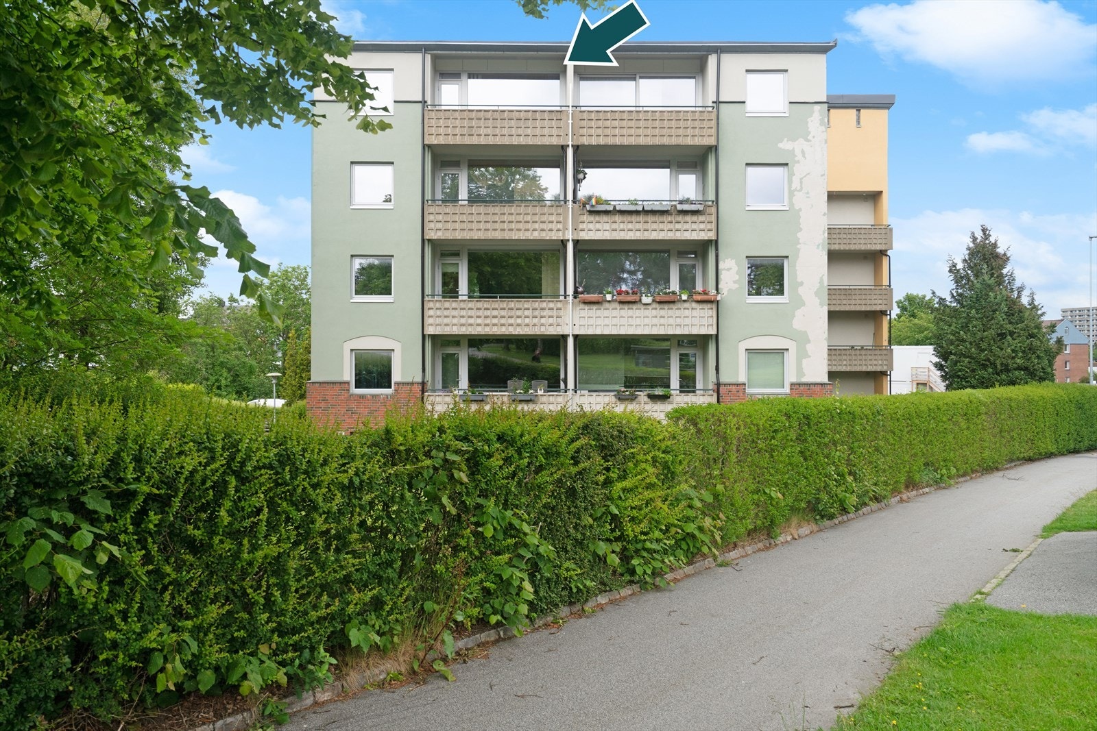 Leiligheten ligger fint til i byggets toppetasje. Galleribilde