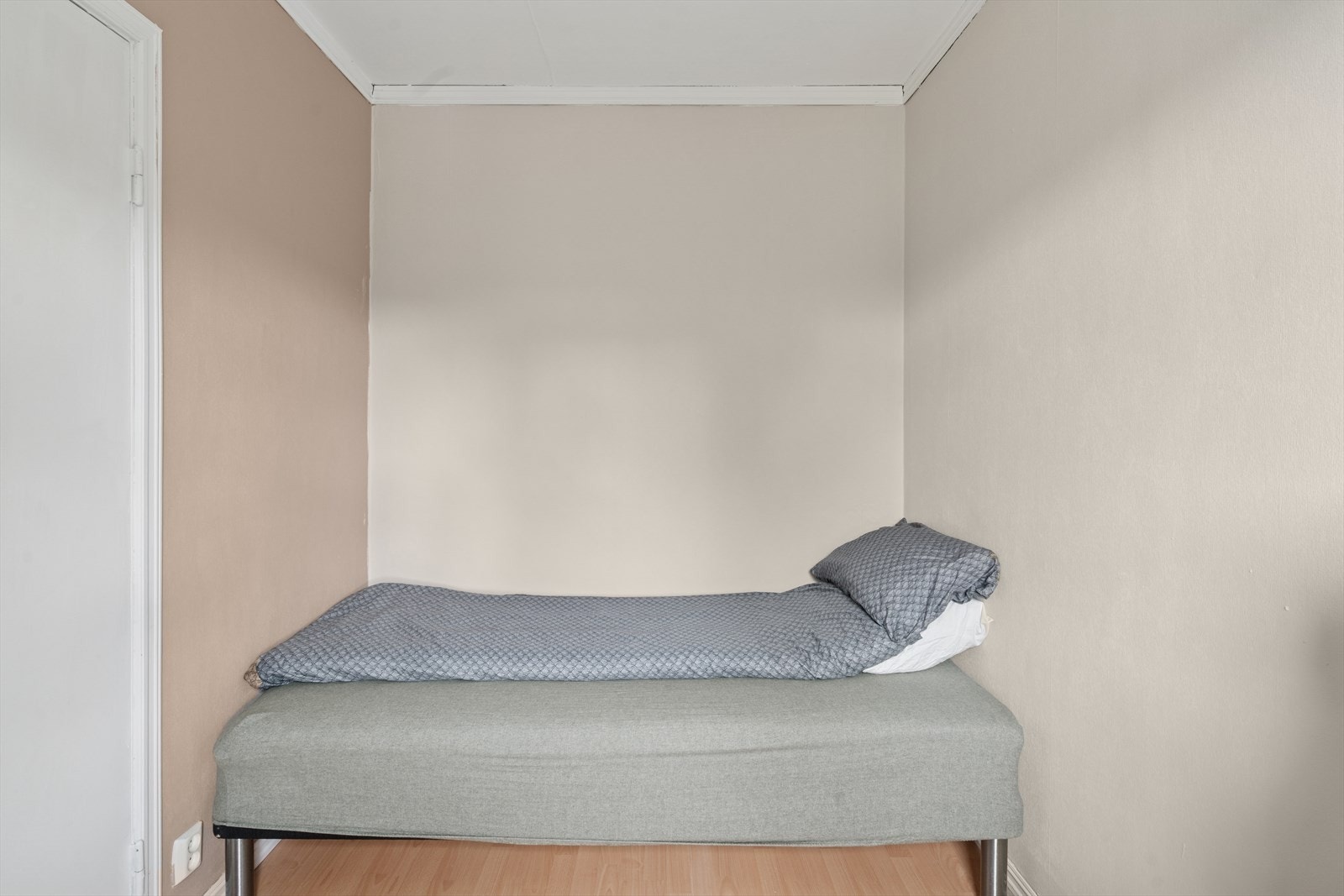 Soverom 2 er noe mindre, men også dette soverommet har plass til seng og tilhørende møblement. Galleribilde