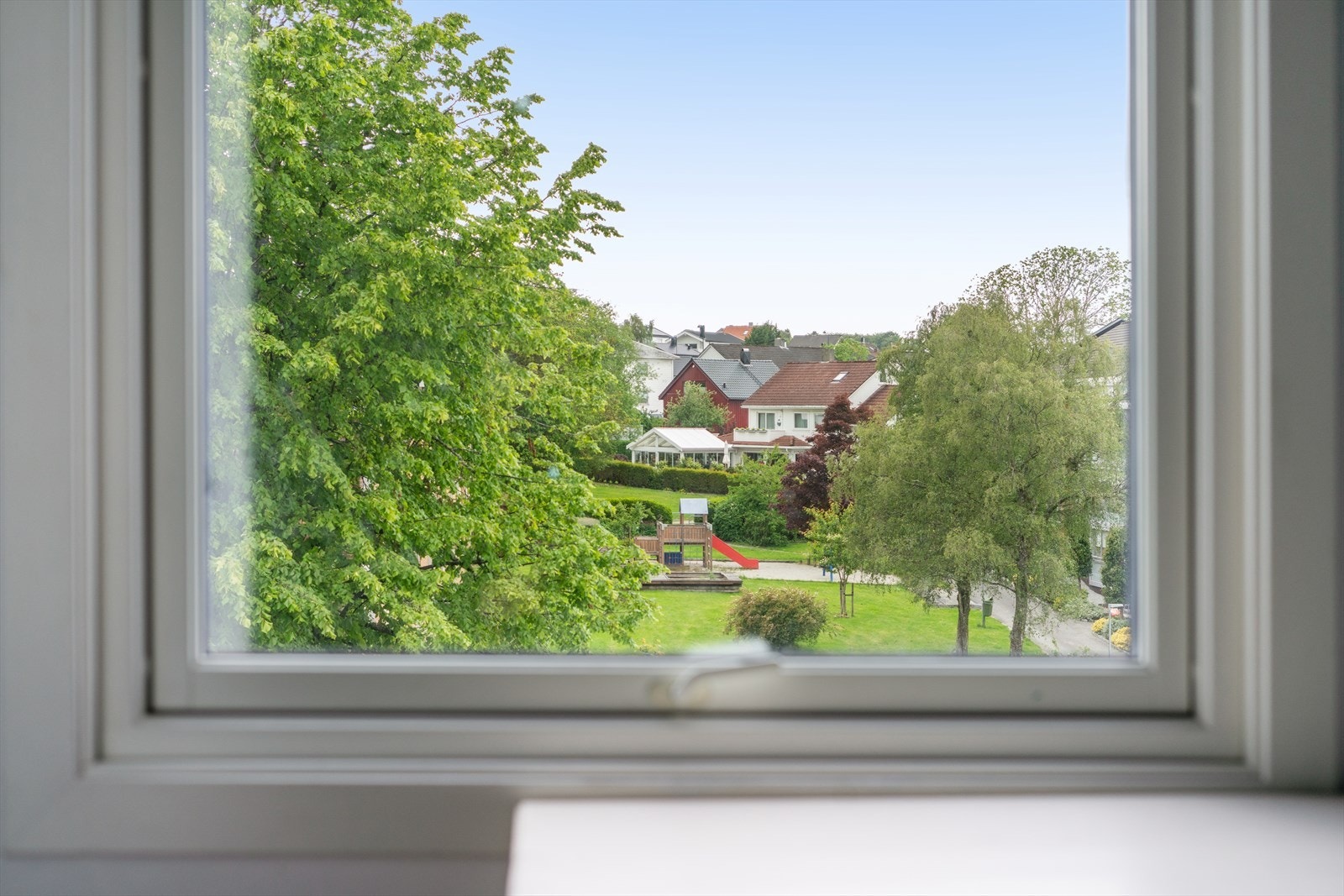 Boligen er beliggende i byggets toppetasje og man har flott utsikt over nærområdene. Galleribilde