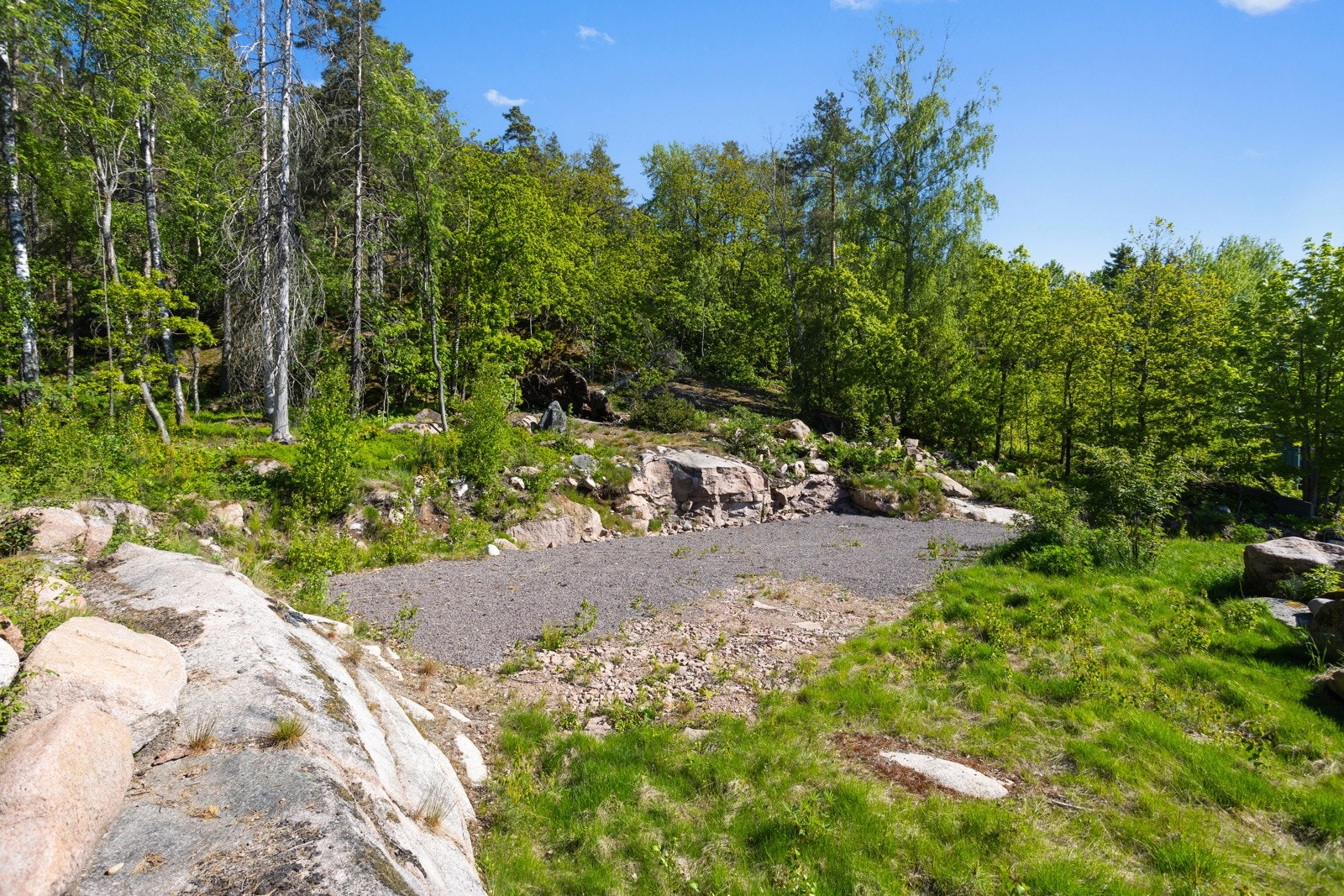 Grenser mot skogholtet i bakkant og har solrik beliggenhet med lite innsyn. Tomten ligger mot sydvestvendt med topp solforhold. Galleribilde
