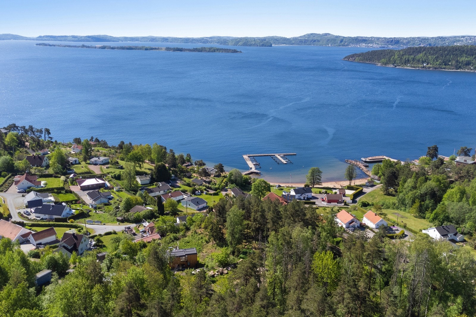 Fjorden ligger kun 200 meter nedenfor tomten, innen kort gangavstand. Galleribilde