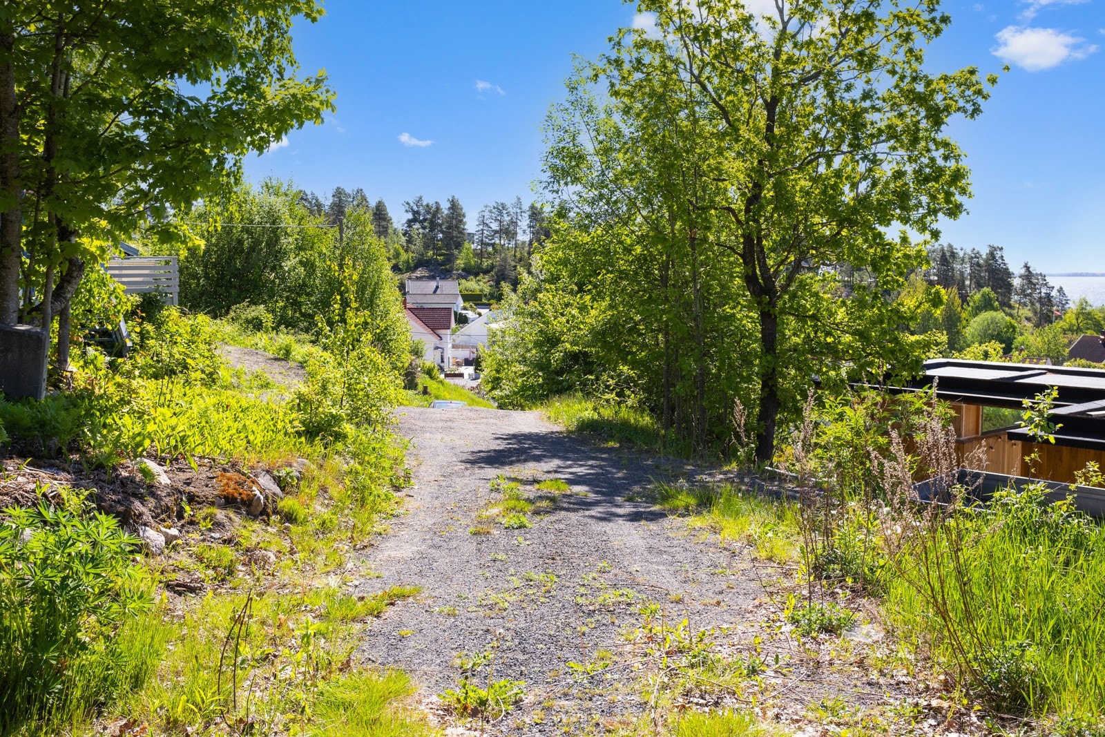 Her ligger vann og avløp klart for tilkobling. Ca. 25 meter fra tomtegrensen. Galleribilde