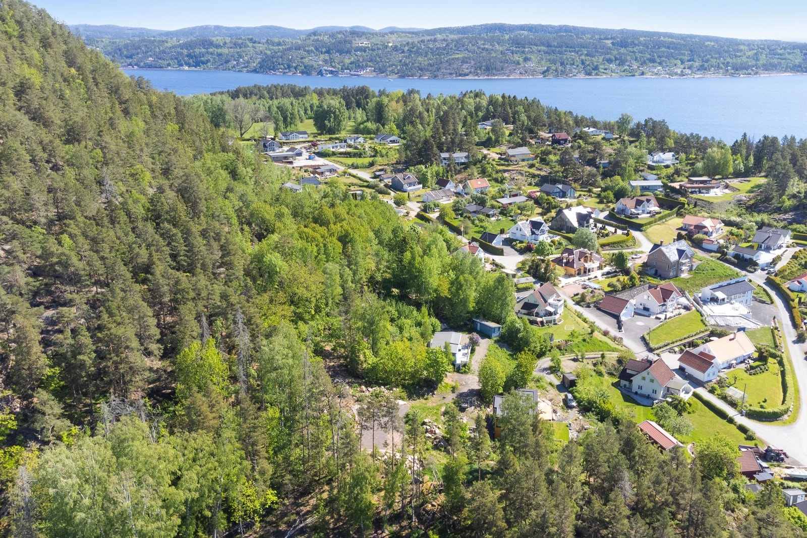 Nærmeste butikk ligger i Selvik kun 12 minutter unna. Det er ca. 17 minutter kjøretur inn til Sande med ytterligere servicetilbud og togstasjon. Galleribilde