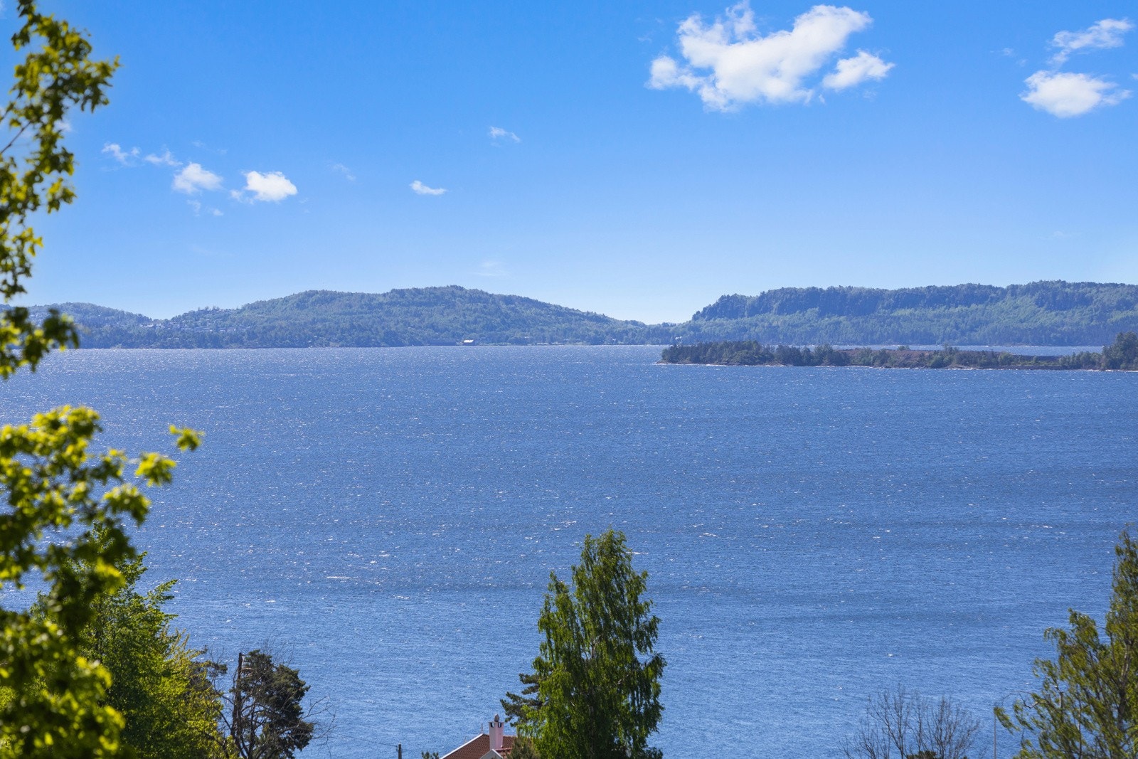Praktfull fjordutsikt fra tomten. Det er kun 200 meter ned til Sandvikstranda og båtplass. Galleribilde