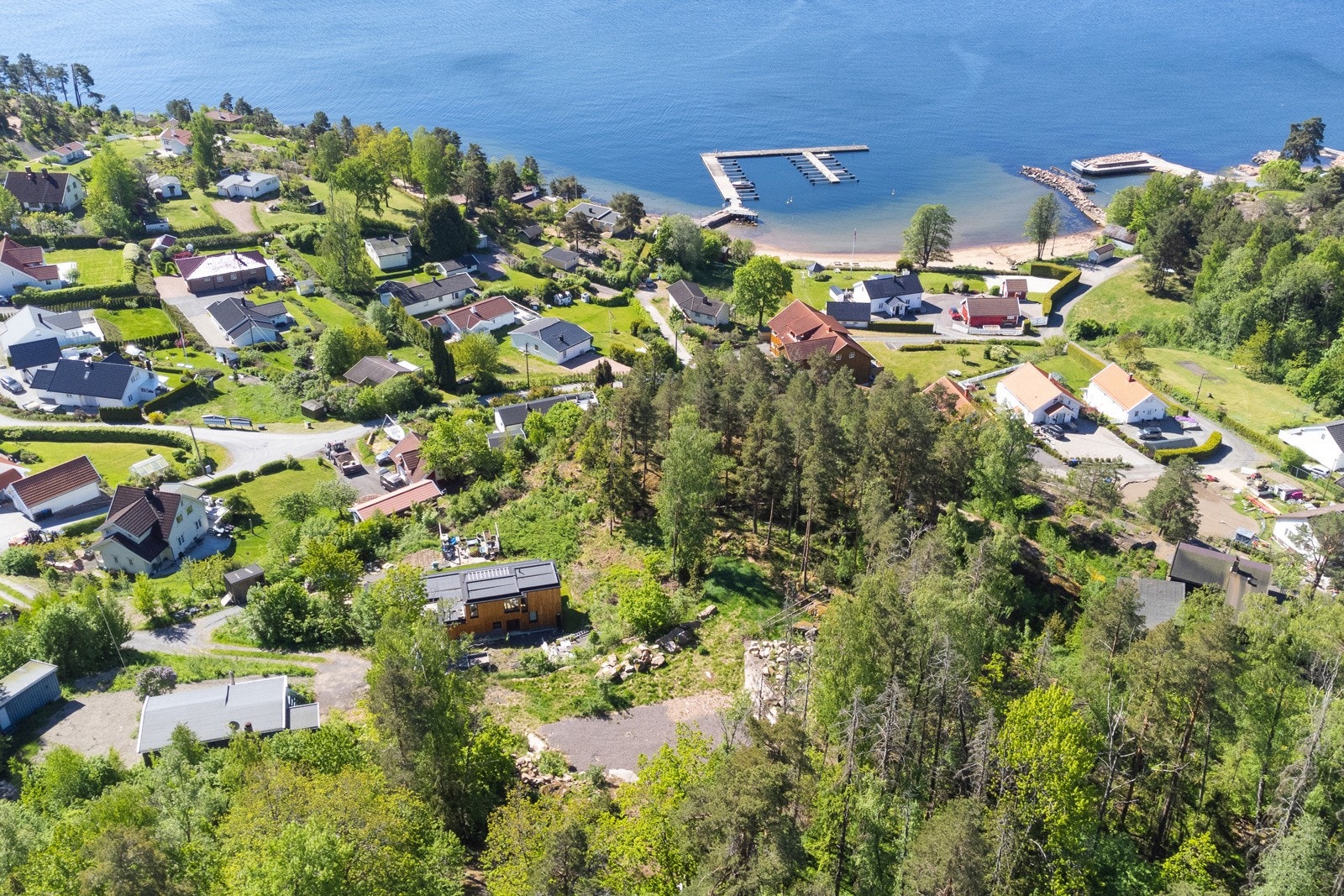 Bussholdeplass ligger litt lenger opp, og har linjer til Selvik og Sande sentrum. Galleribilde
