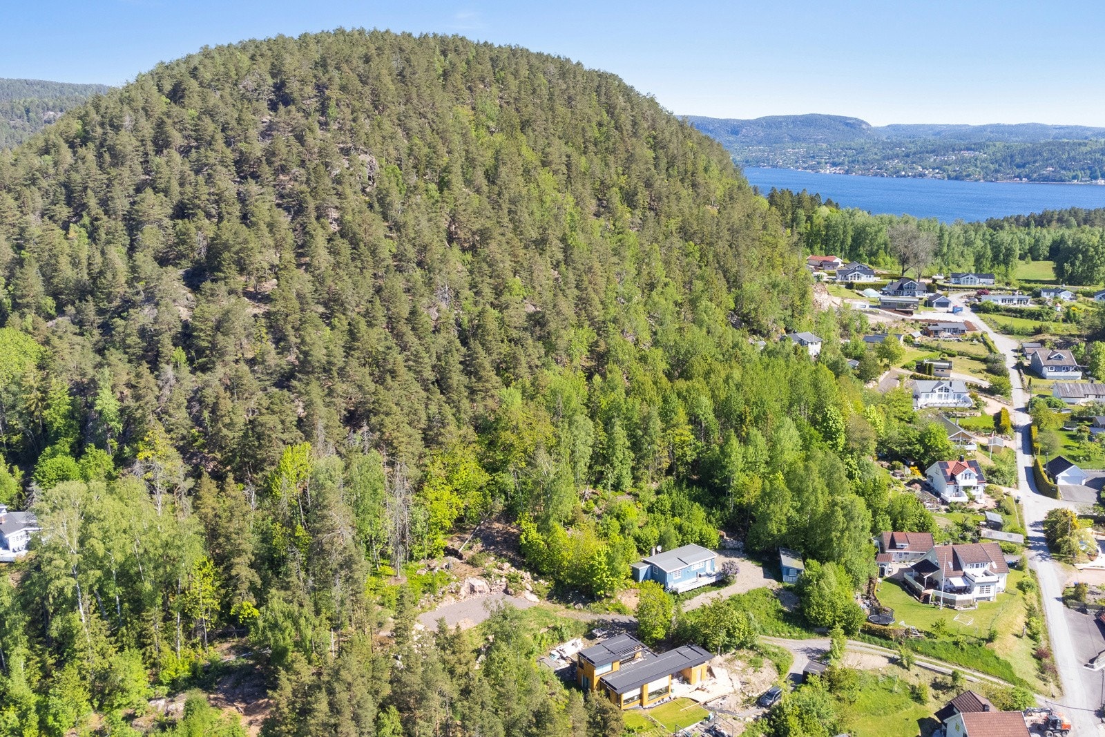 Tomten er omkranset av flotte turområder. Fin tursti til Berger. Galleribilde
