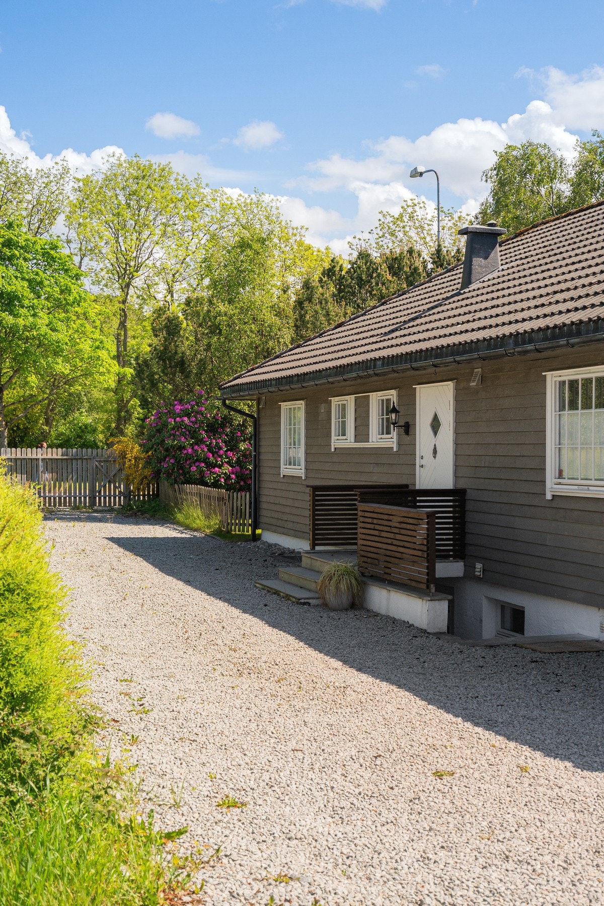 Her får man en ideell bolig og beliggenhet for familien, med en tilbaketrukket beliggenhet men samtidig nært alt en trenger. Galleribilde