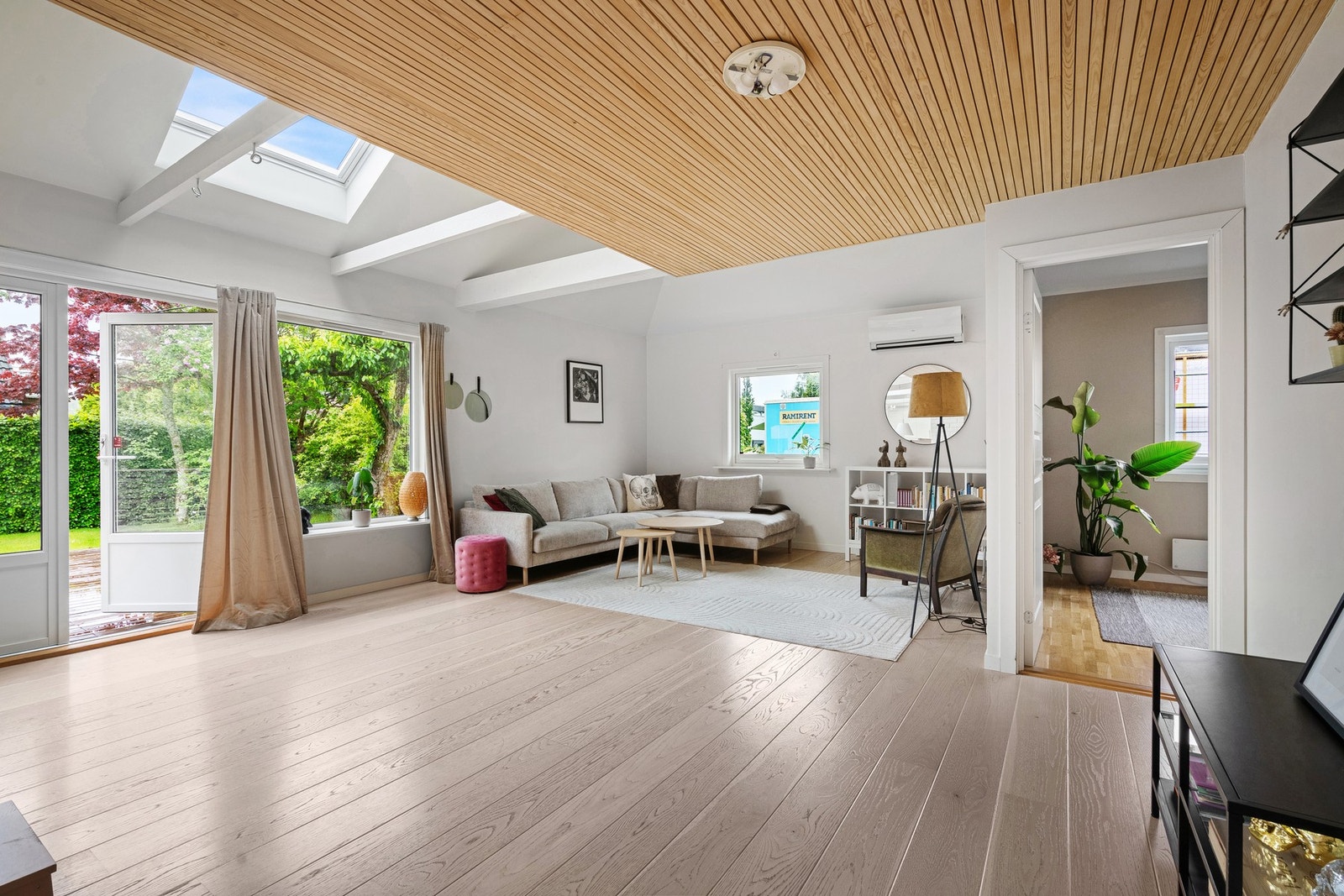 Innvendig fremstår boligen svært velholdt og delikat. Galleribilde