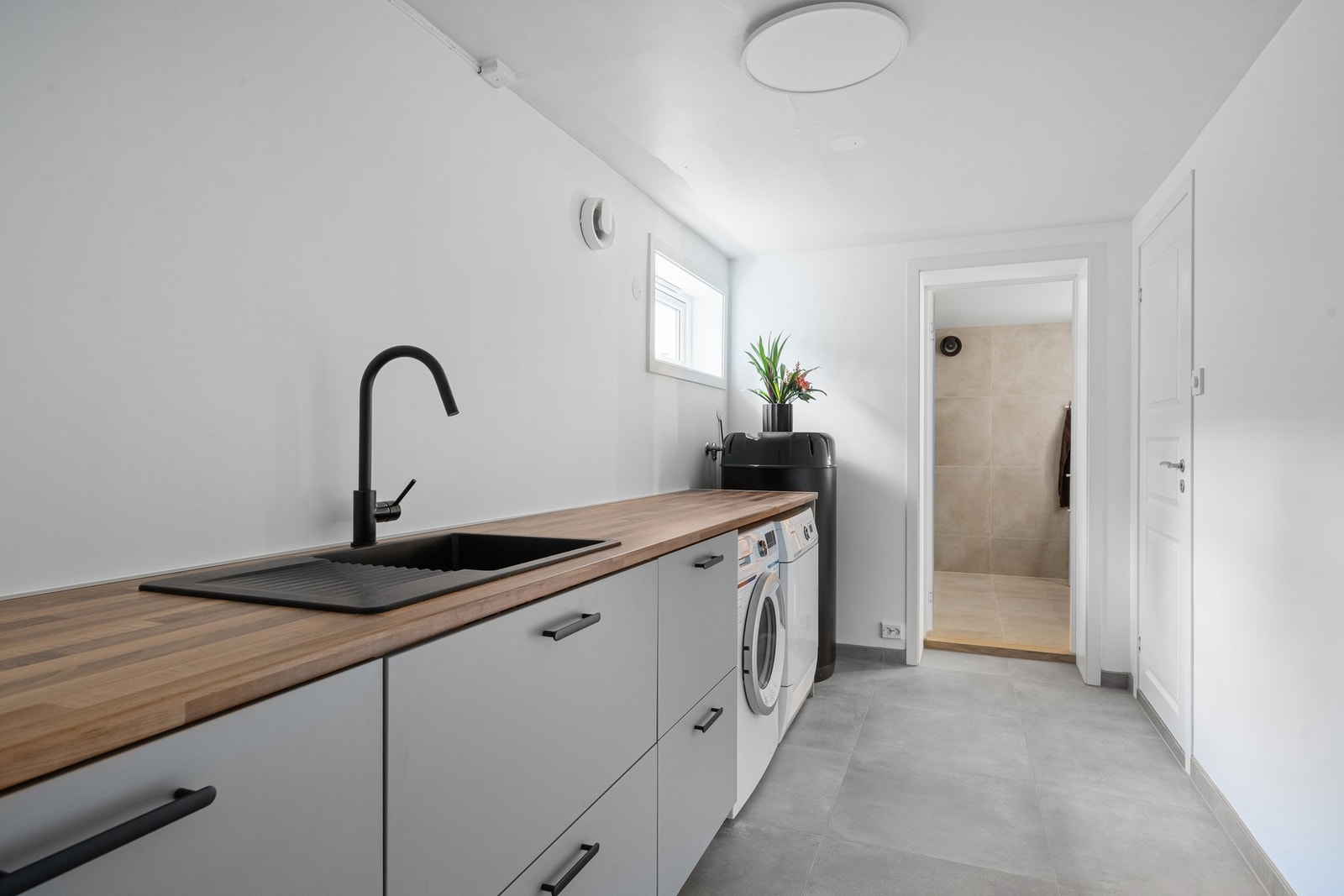 Vaskerommet ble pusset opp i 2025 med god benkeplass og opplegg for vaskemaskin. Galleribilde
