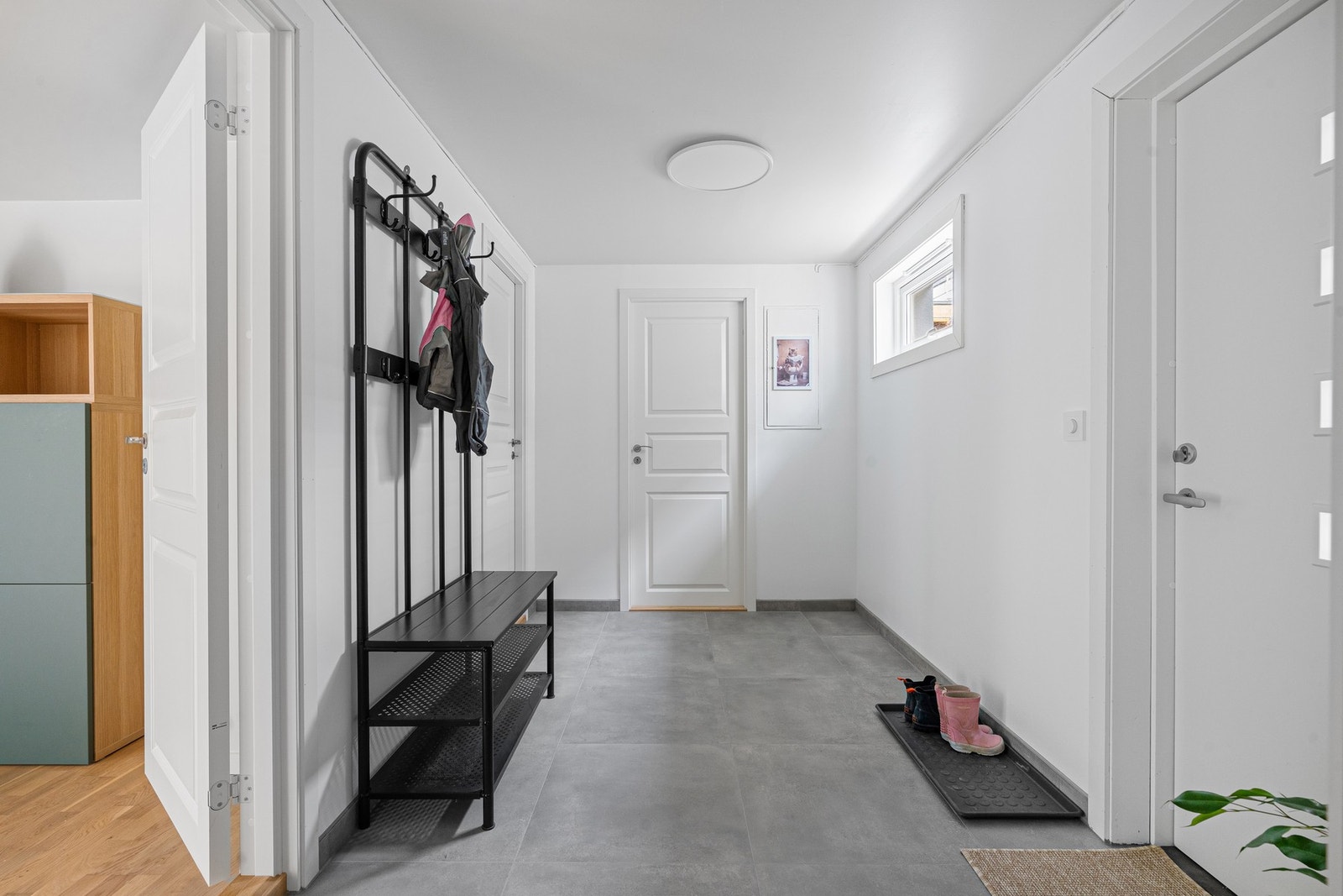 Bi-inngang til underetasjen. Galleribilde