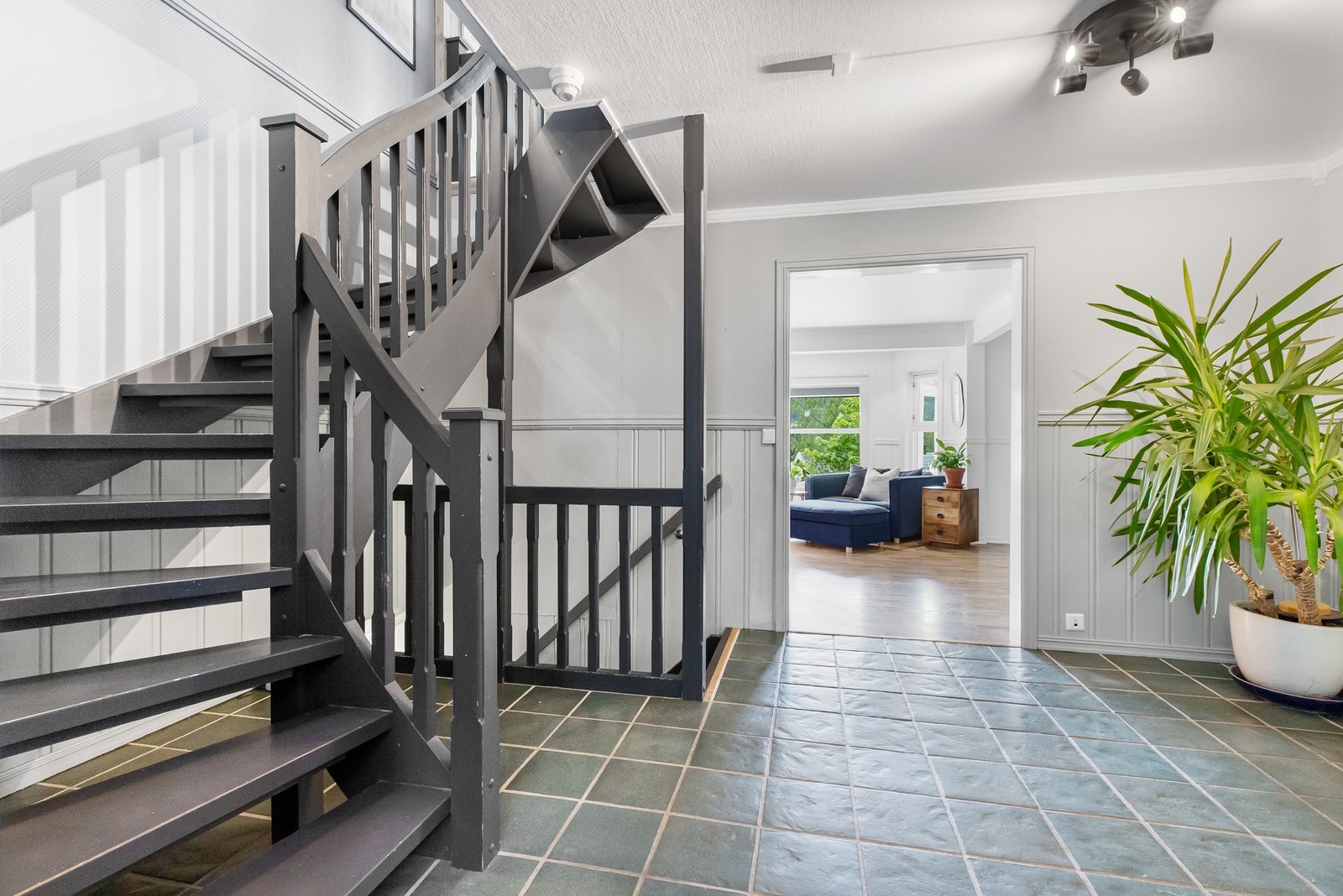 Trapp både opp til 2.etasje og til kjeller Galleribilde