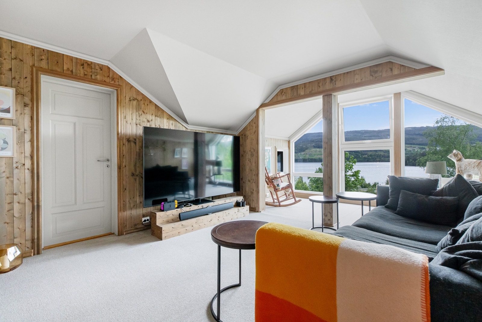 I andre etasje finnes det fire praktiske kneboder - ideelle for lagring av sesongutstyr, klær eller annet du ønsker å ha lett tilgjengelig Galleribilde