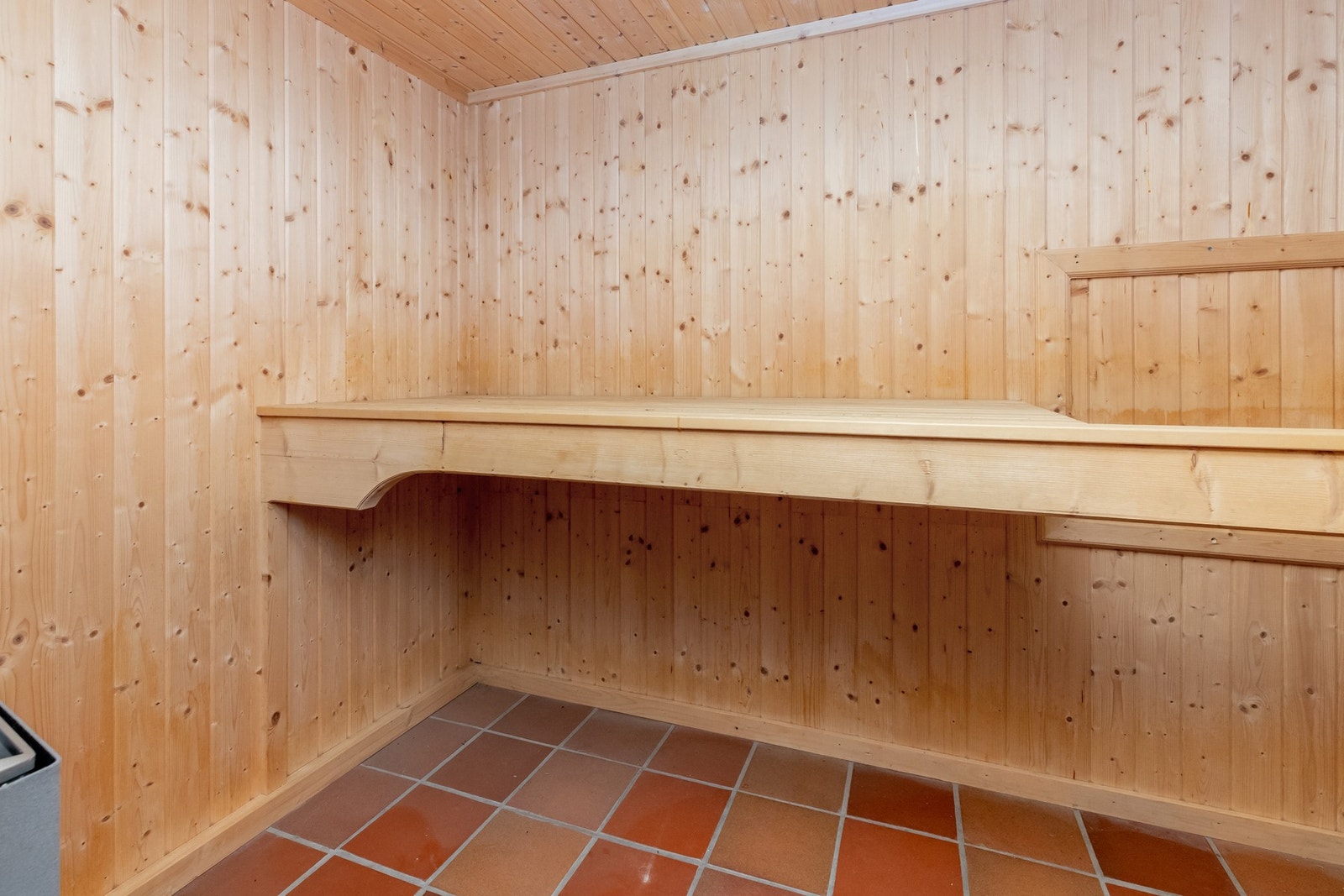 Adkomst til badstue med plassbygd sittebenk Galleribilde