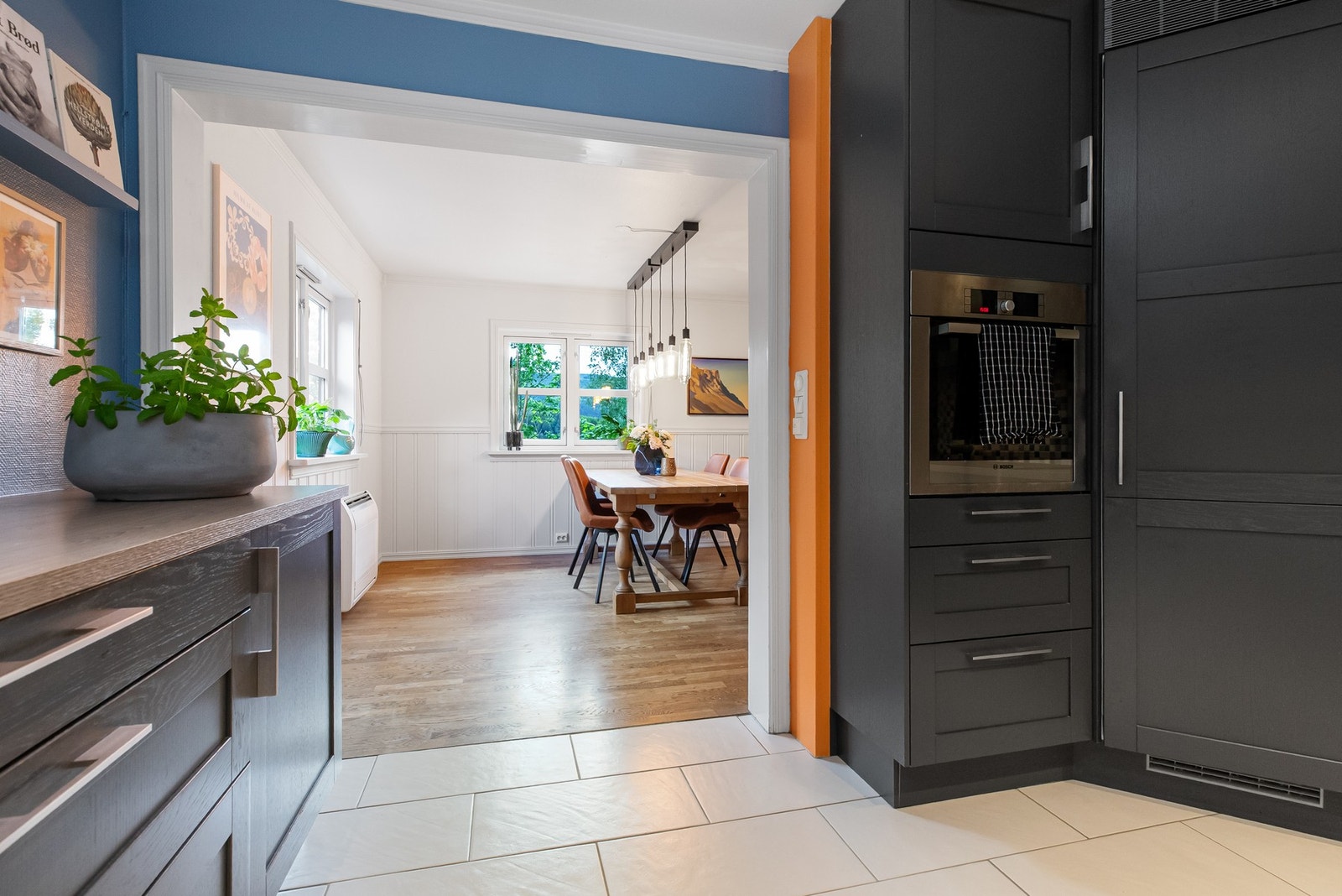 Meget godt med skap- og benkplass Galleribilde