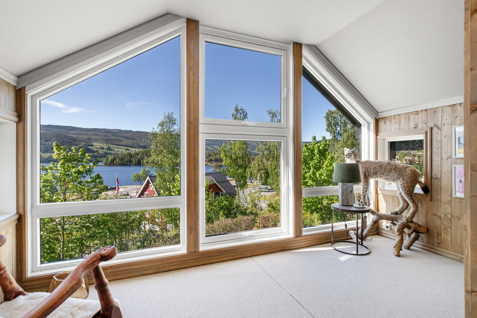 Oppe i andre etasje er det loftstue med utsikt fra vinduene Galleribilde