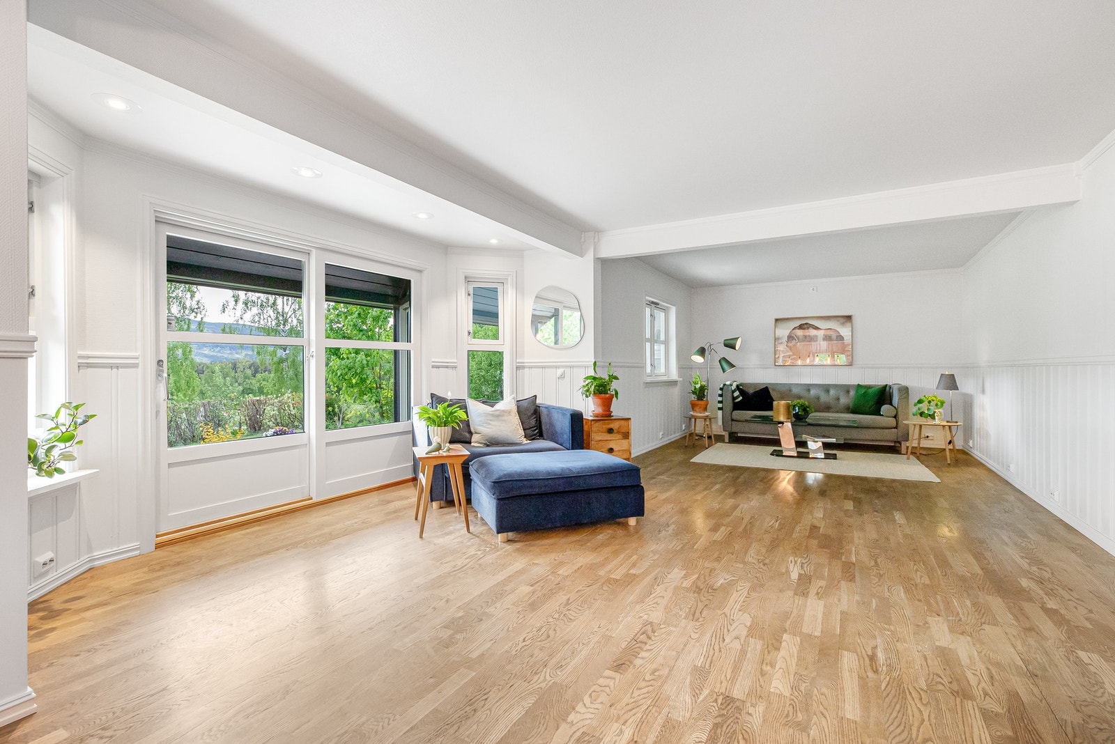 Fra vinduene flommer dagslyset inn og det bidrar til en god romfølelse Galleribilde