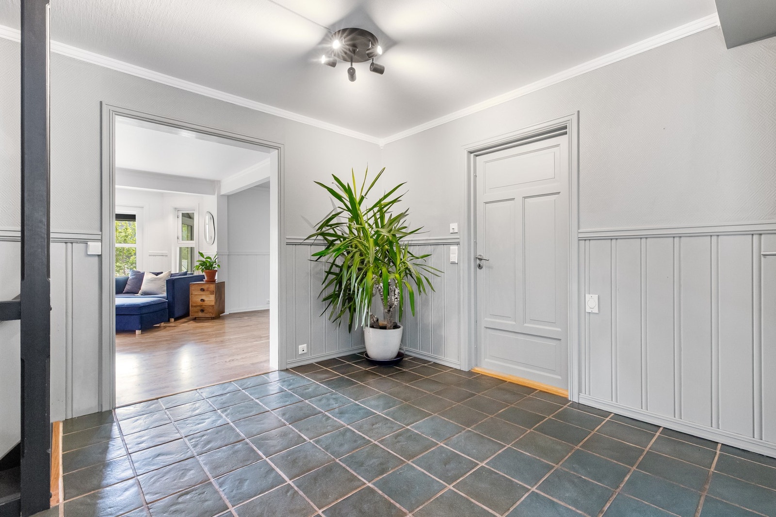 Hall med flislagte gulv - trappeadkomst Galleribilde