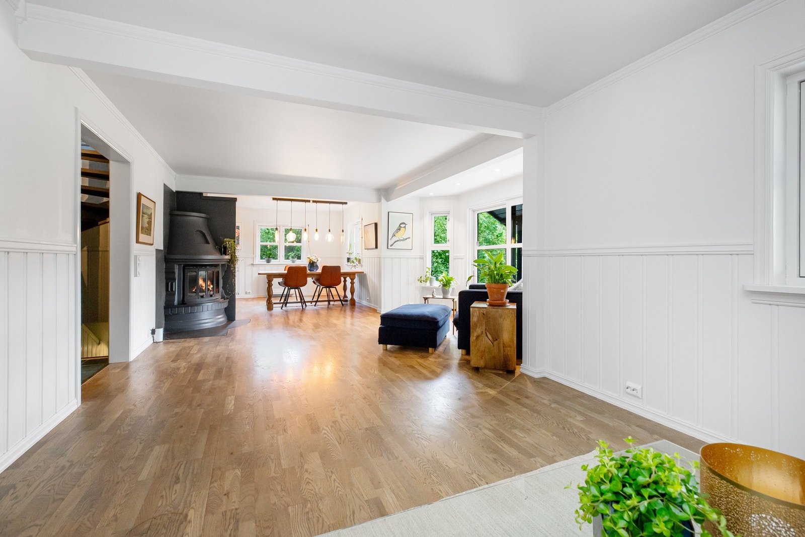 Flott peis plassert i stuen gir en lun varme og hyggelig atmosfære Galleribilde