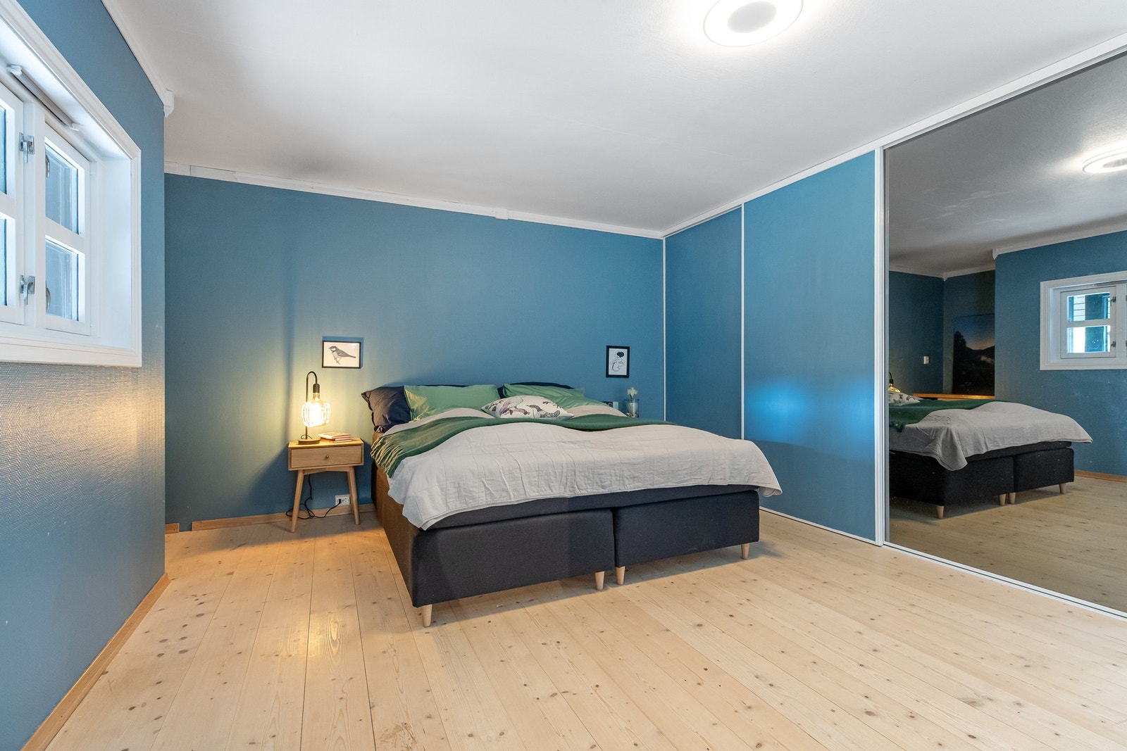 Stor skyvedørsgarderobe Galleribilde