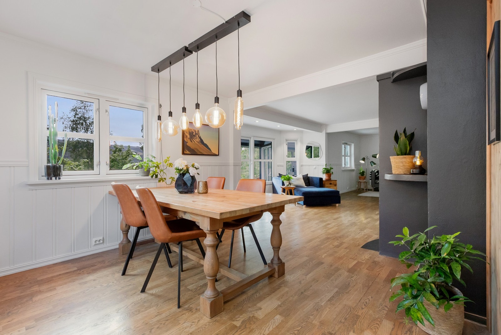 Stuen er åpen og inkluderende med lyse overflater Galleribilde