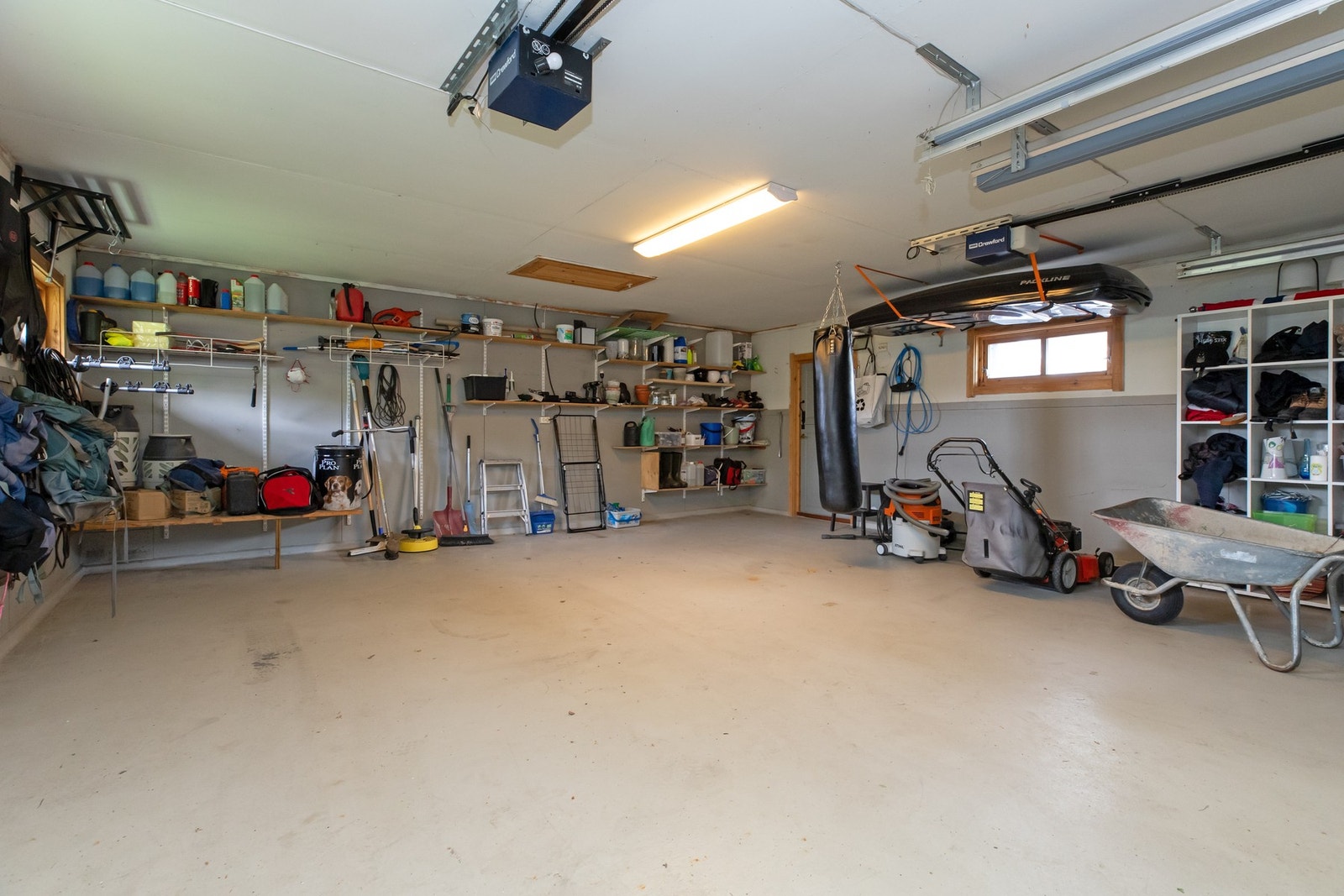 God plass til oppbevaring i garasjen Galleribilde