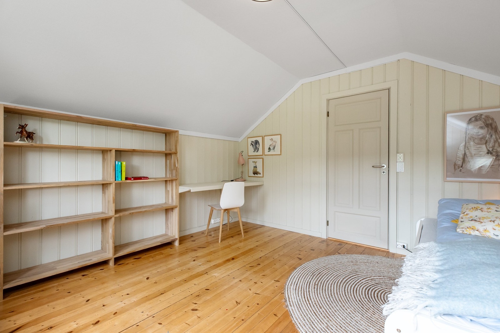 Begge rom med plass til seng og andre soveromsmøbler Galleribilde