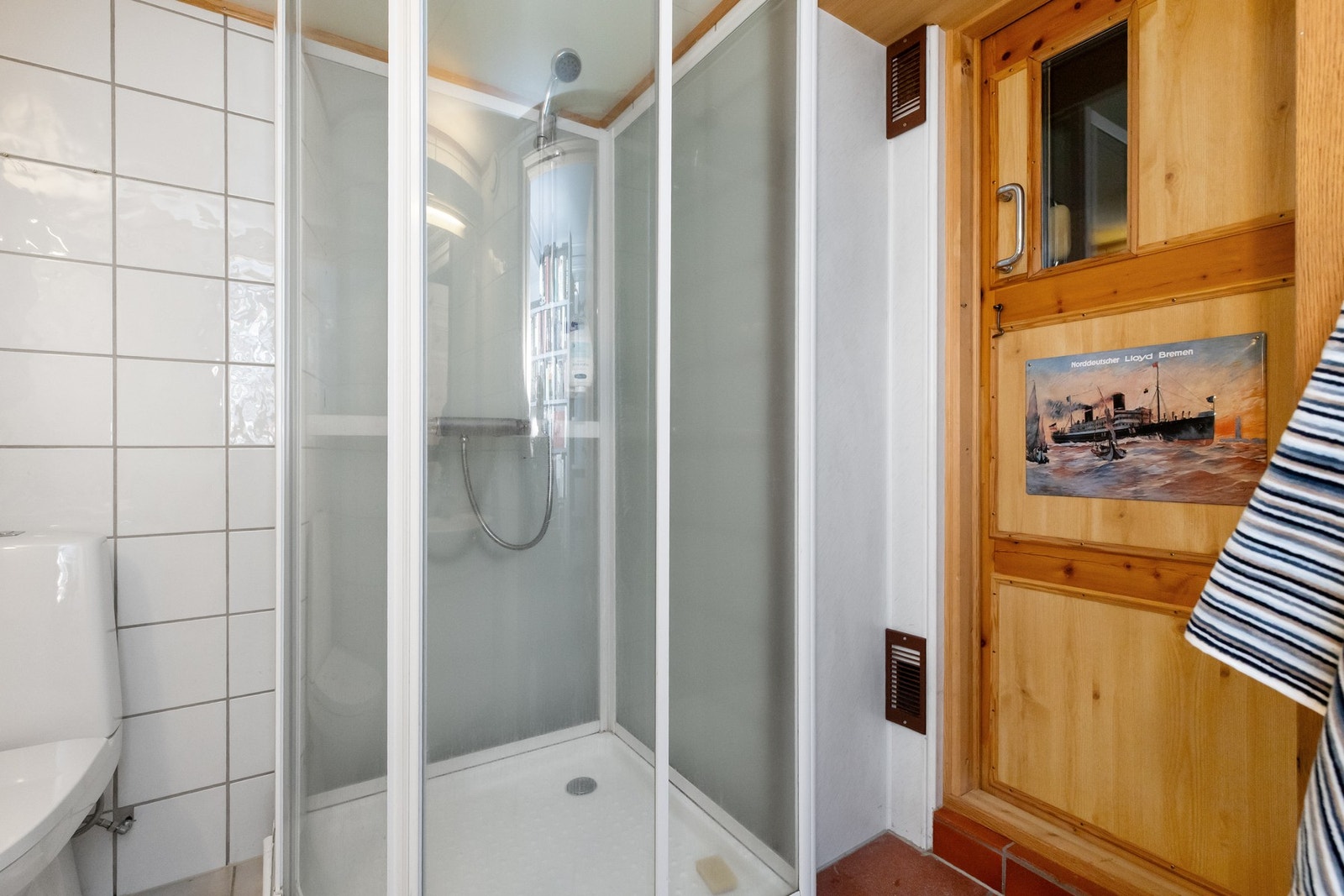 Dusjkabinett, toalett og innredning med nedfelt servant Galleribilde