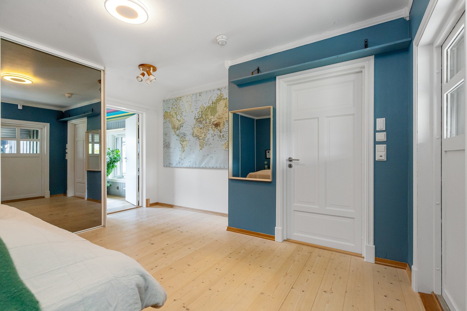 Rommet har adkomst inn til bad og til kontor Galleribilde