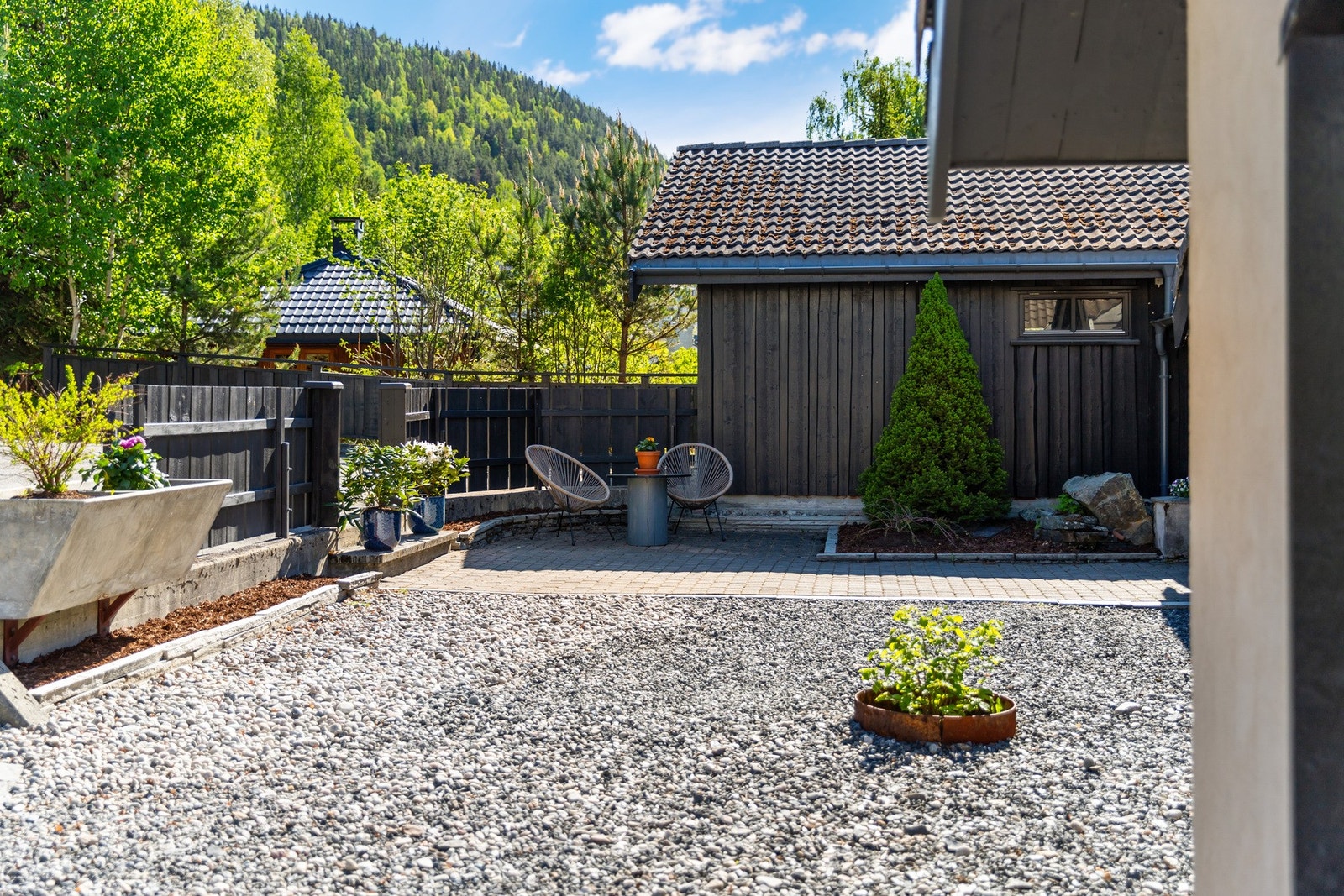 Det brosteinbelagte inngangspartiet gir et ryddig og velkomment førsteinntrykk Galleribilde