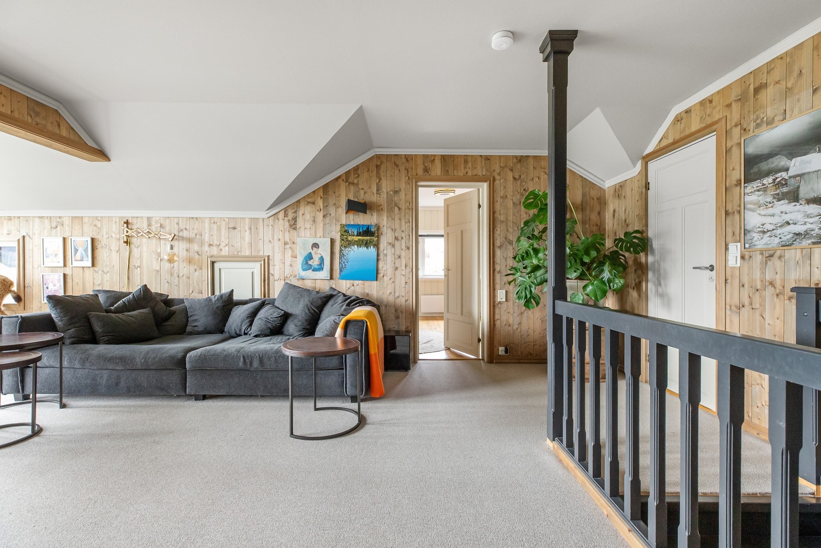 Stuen har god plass til sittegruppe Galleribilde