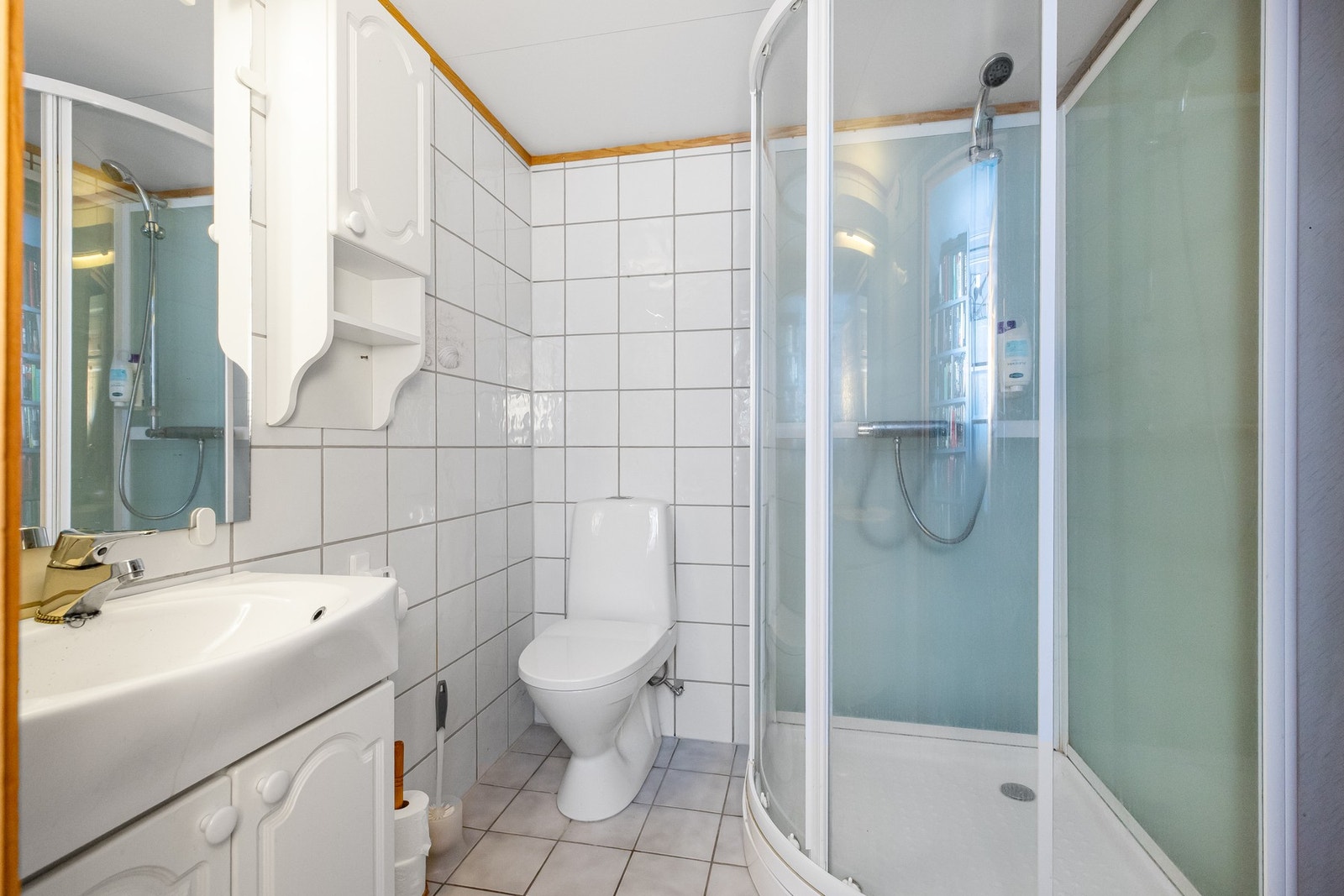 Badet i kjeller har også flislagte overflater Galleribilde