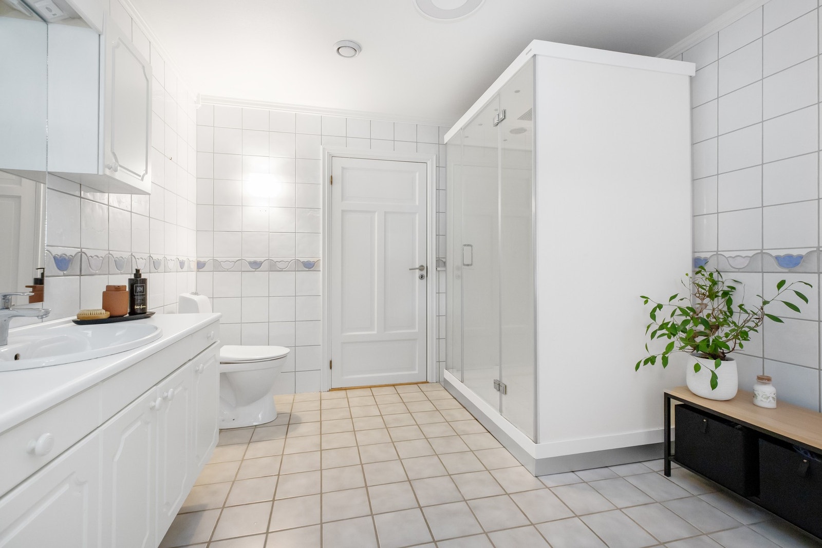 Badet i hovedetasjen har flislagte overflater på vegger og gulv Galleribilde