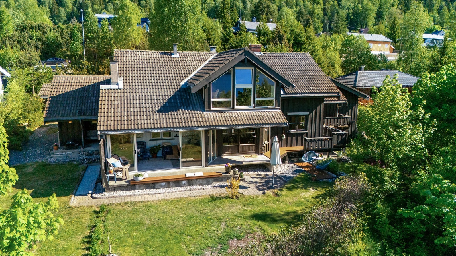 Boligen er vedlikeholdt, romslig og funksjonell, og passer både for barnefamilier, par og deg som ønsker god plass i gode omgivelser - likevel med kort vei til Fagernes sentrum Galleribilde