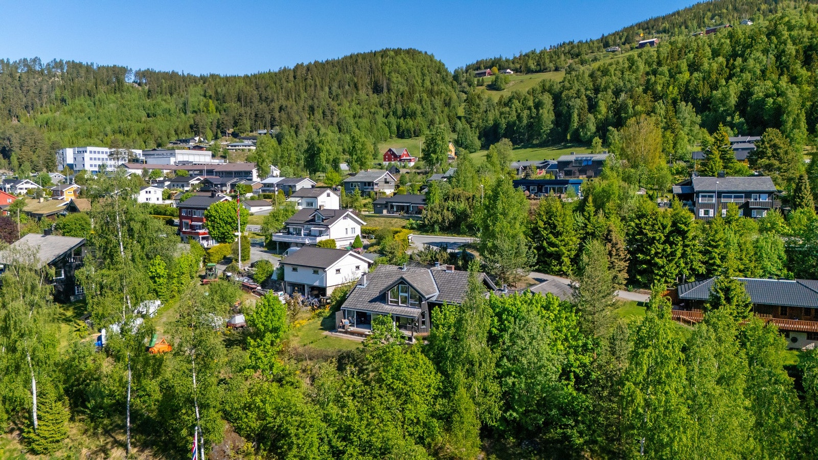 Her bor du i et etablert område, samtidig som du har kort vei til sentrum, butikker, skole og andre nødvendige fasiliteter Galleribilde
