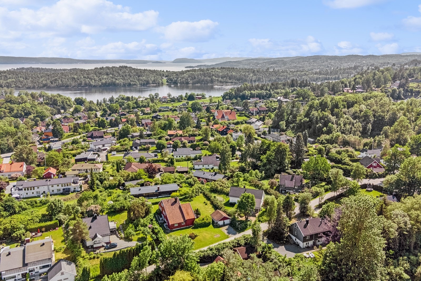 Eiendommen ligger i et populært og barnevennlig boligområde på Nesbru i Asker. Galleribilde
