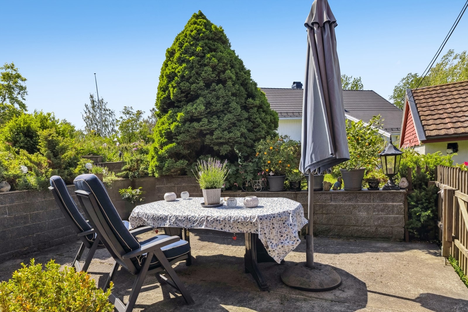 Omkranset av mur- og treverk, og med direkte adkomst fra stuen. Galleribilde