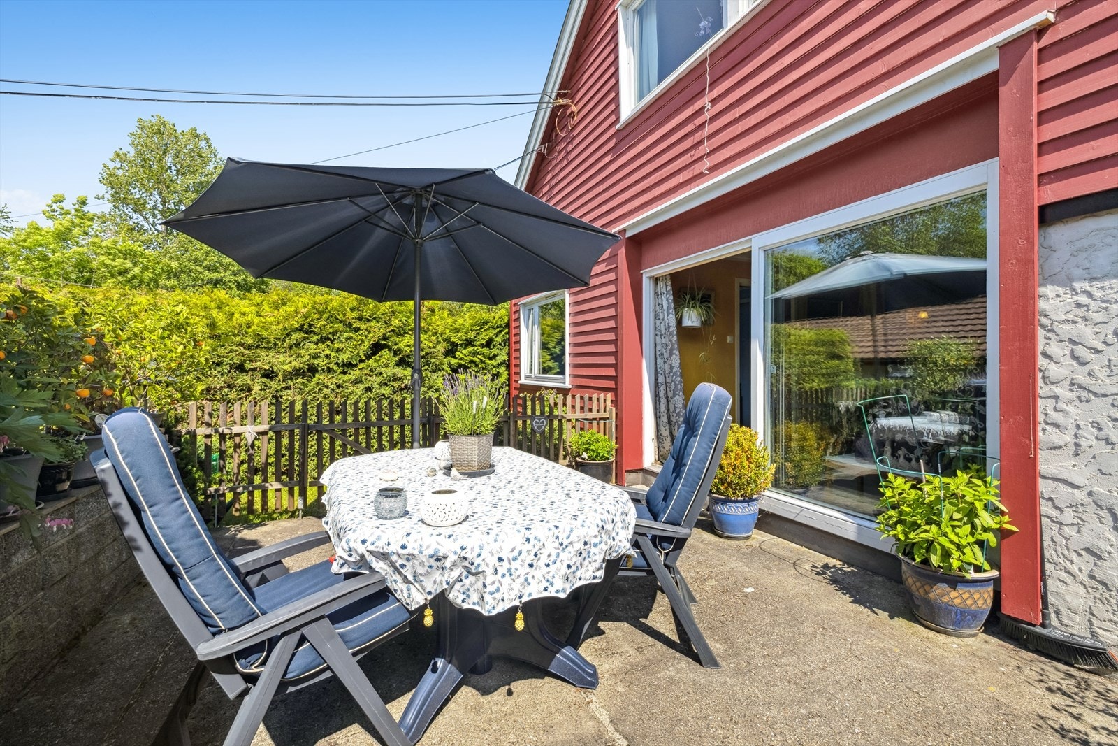 Boligen har en romslig støpt terrasse med gode solforhold, hvor du kan innrede med utemøbler og grill. Galleribilde