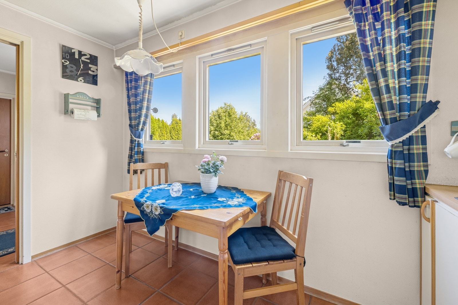 Her er det plass til et hyggelig frokostbord - perfekt for rolige morgener med kaffekoppen og dagens første måltid i lyse og trivelige omgivelser. Galleribilde