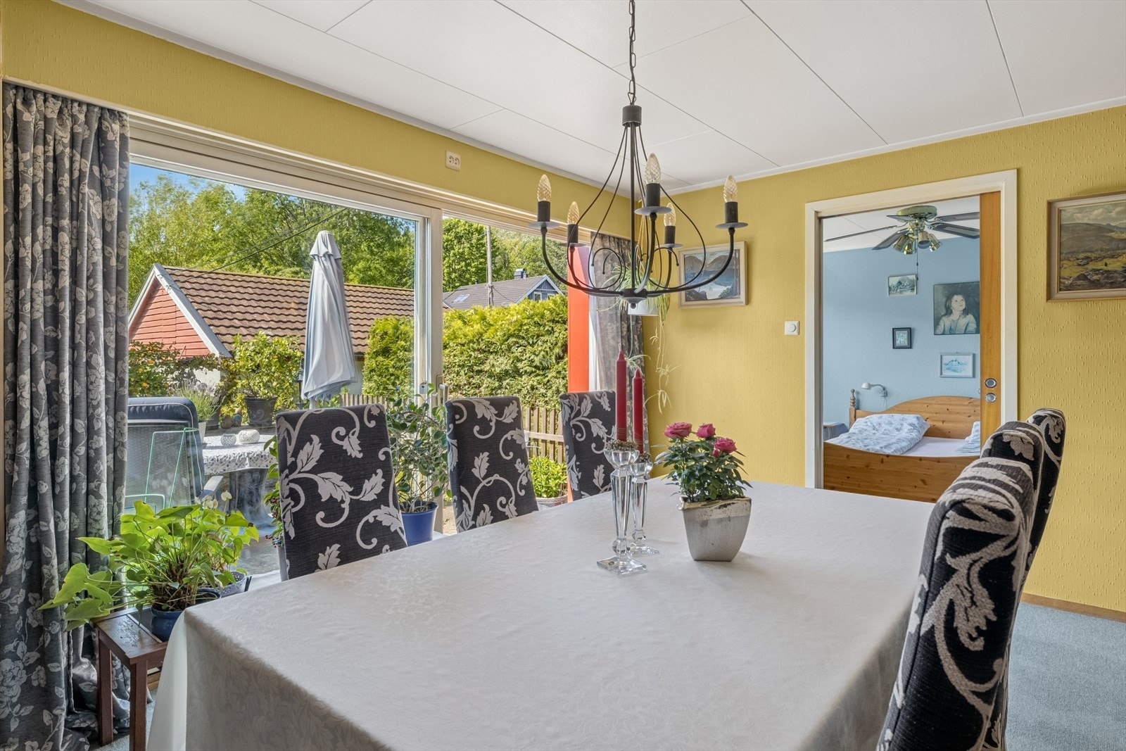 De store vindusflatene slipper inn godt med dagslys og skaper en åpen og trivelig atmosfære. Galleribilde