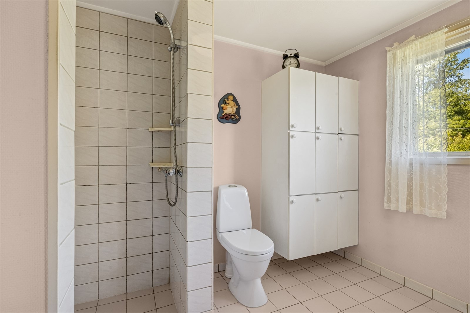 Innredet med dusjhjørne, servant og toalett. Galleribilde