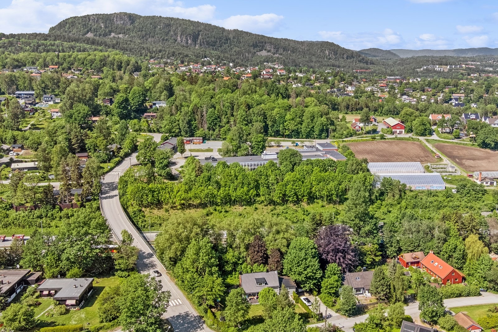 Fra eiendommen er det nærhet til sjøen og fine turområder. Galleribilde
