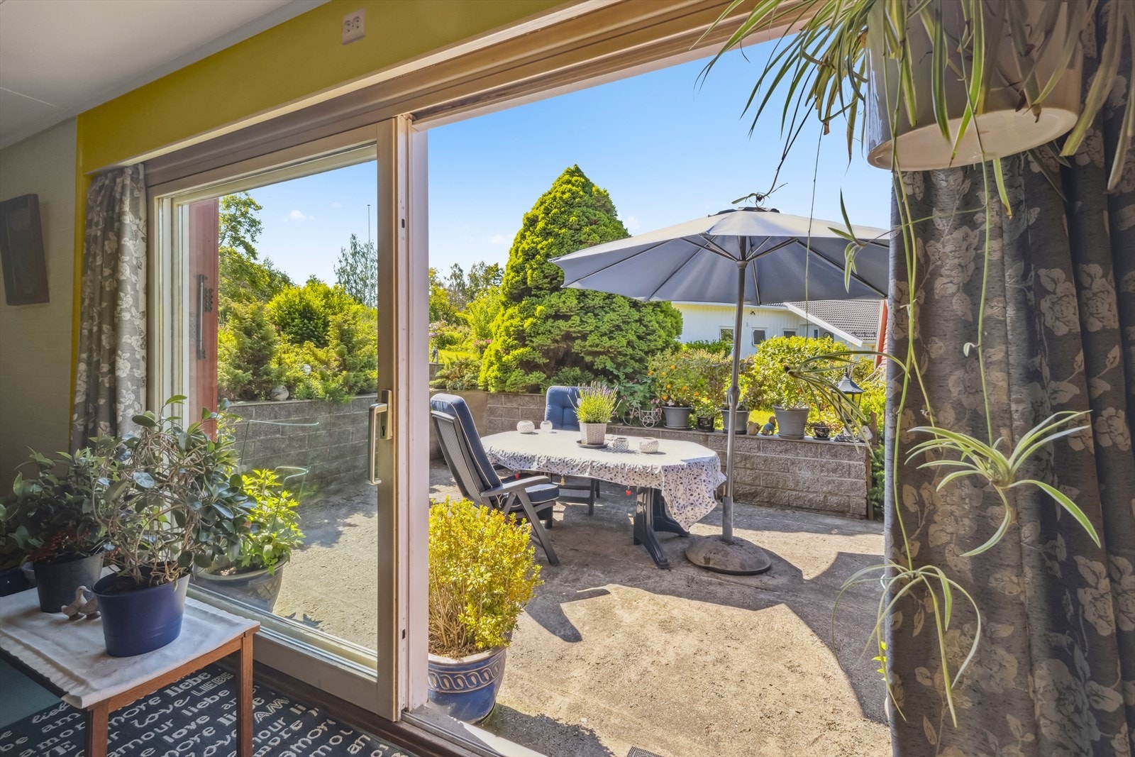 Utgang fra stue til støpt terrasse. Galleribilde