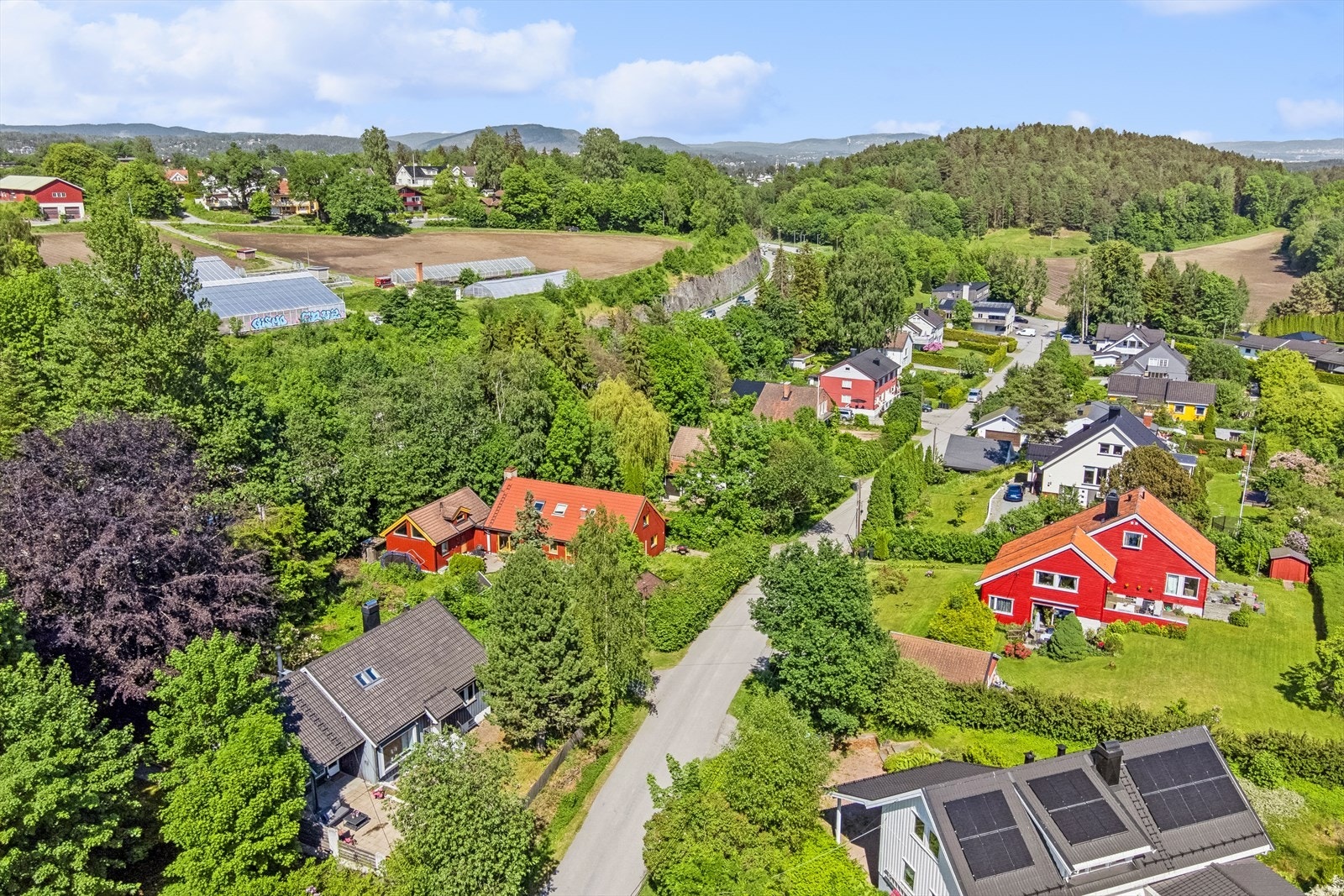 Det er kort vei til offentlig kommunikasjon med bussforbindelser fra Hvalstrand, både lokalbuss og ekspressbuss til Oslo. Ca. 20 minutters spasertur til Holmensenteret med flere servicetilbud. Galleribilde