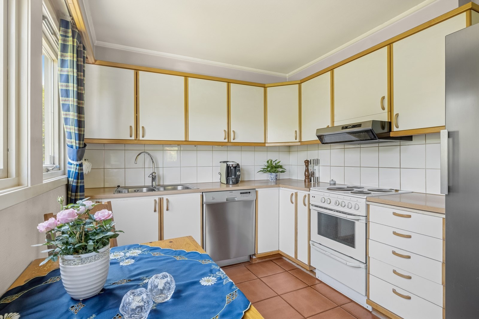 Kjøkkenet har innredning fra 1992 med glatte fronter og laminert benkeplate. Galleribilde