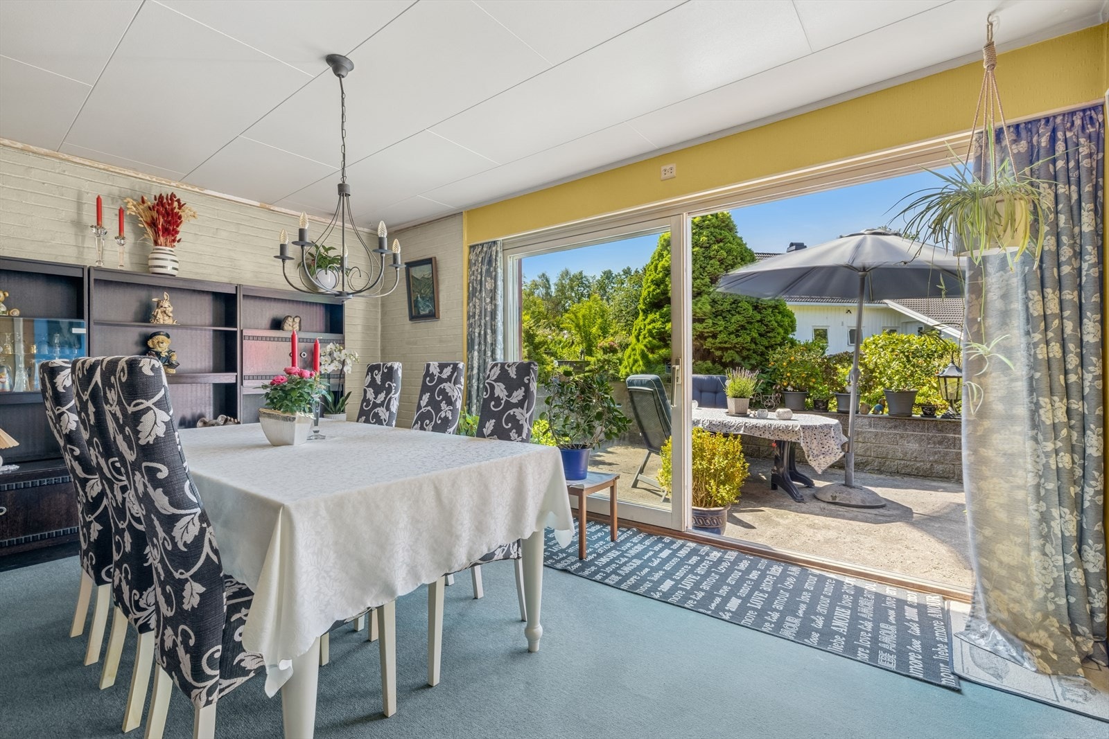 Det er god plass for stort spisebord for hyggelige selskap. Galleribilde