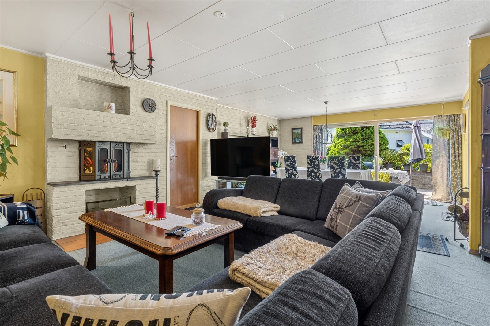 Her er det også peis, som gir ekstra varme og hygge i vinterhalvåret. Galleribilde